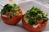Пълнени домати с кротони, кашкавал и магданоз