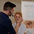 Топ гримьорът Слав демонстрира действието на революционния крем