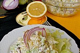 Айсберг салата с варени картофи и маринована риба