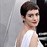 Ан Хатауей пазарува бебешки играчки