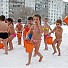 Малчугани се каляват в снега със студена вода при -25 градуса