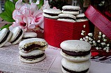 Френски макарони с шамфъстък и черен шоколад