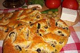 Ароматен фугас с черни и зелени маслини