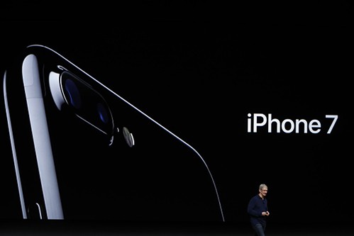 Apple представи новите смартфони iPhone 7 и 7 Plus.