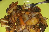 Картофи с моркови, гъби и наденица на тиган