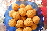 Печени панирани зелени маслини с чушка с чедър