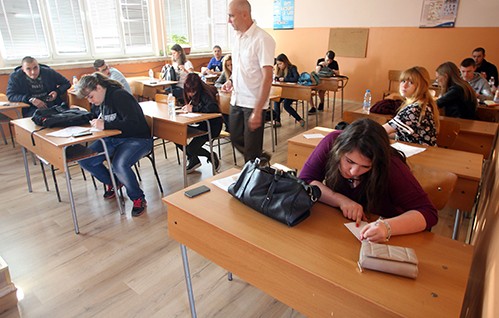 Зрелостниците пишат по Йовков, а седмокласниците по братя Мормареви