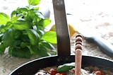 Кюфтенца с домати, маслини и моцарела