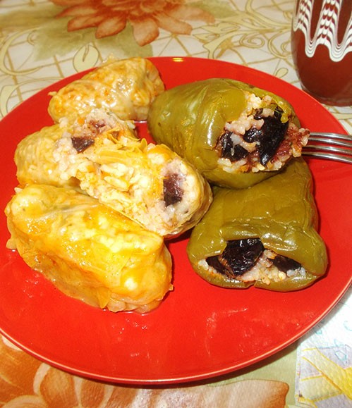 Постни сарми и чушки със сини сливи