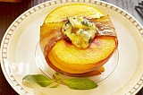 Праскови със синьо сирене, бекон и мед
