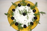 Салата с извара и кисели краставички