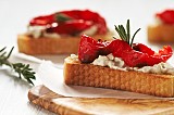 Сандвич с пастет от сирене и печени пиперки