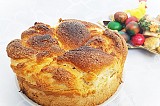 Вит козунак с локум, портокалови кори и захар